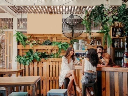 Cómo hacer que tus clientes se sientan como en casa en tu bar