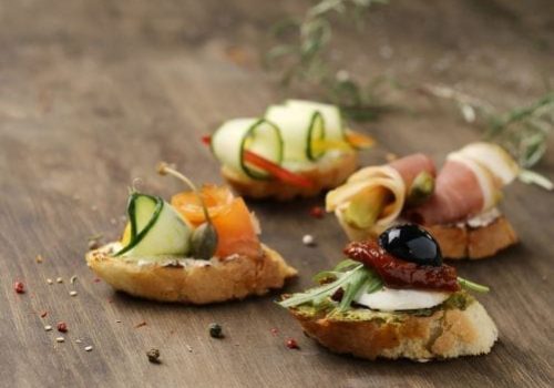 Cómo diseñar un menú de tapas para deleitar a tus clientes en el bar